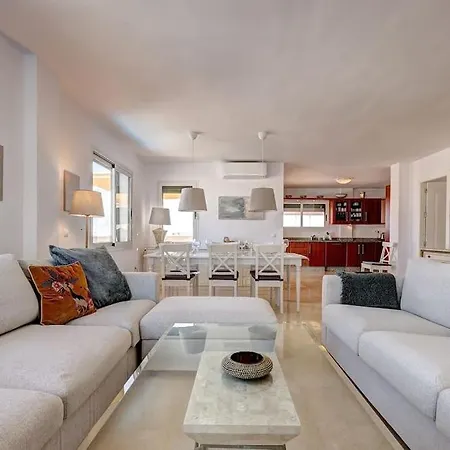 Spacious Penthouse With Spectacular Sea Views! *