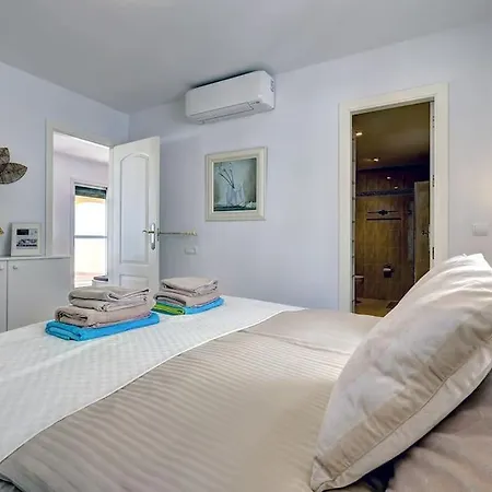 Apartment Spacious Penthouse With Spectacular Sea Views!