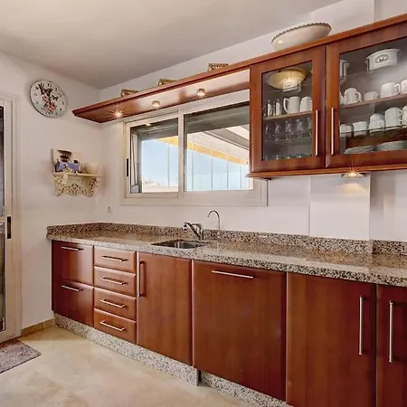 Spacious Penthouse With Spectacular Sea Views! *